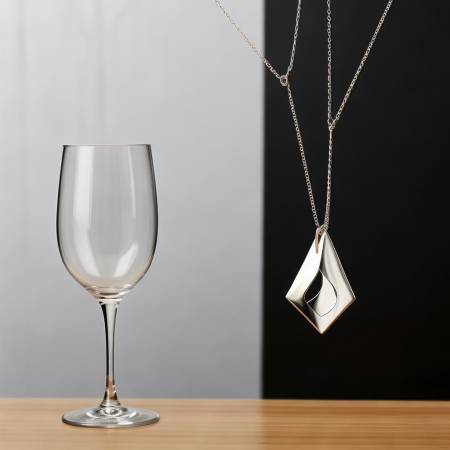 红酒杯风格配饰相映衬