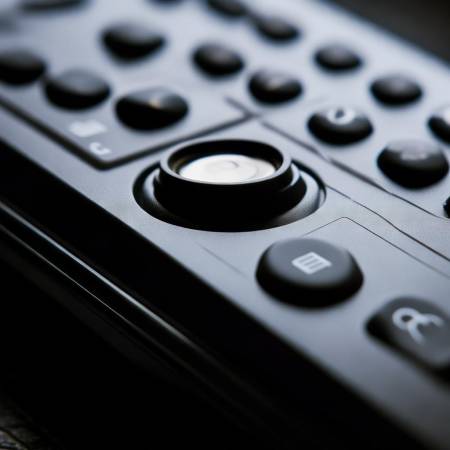 “遥控器背扣开电池盖”